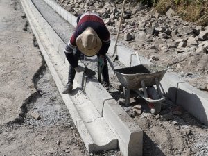 Ardahan Belediye ekiplerinden kaldırım yenileme ve bordür çalışması