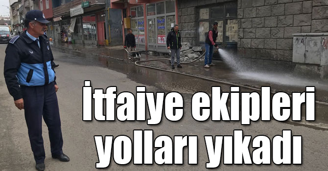 Kars'ta itfaiye ekipleri yolları yıkadı