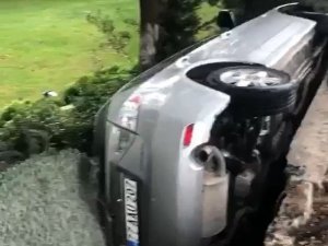 Yalova’da kontrolden çıkan otomobil site bahçesine düştü