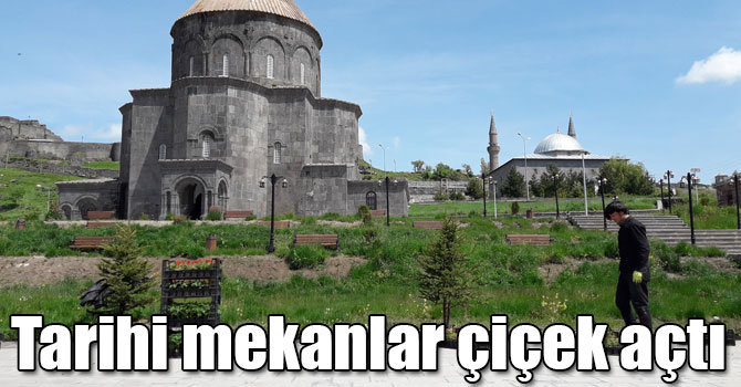 Kars’ta tarihi mekanların etrafı çiçek açtı