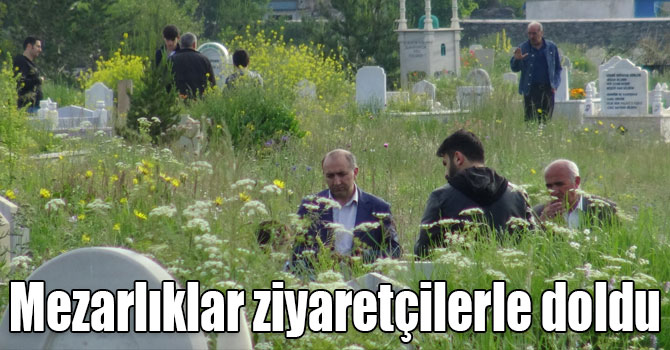 Kars'ta Bayram sabahı mezarlıklar ziyaretçilerle doldu