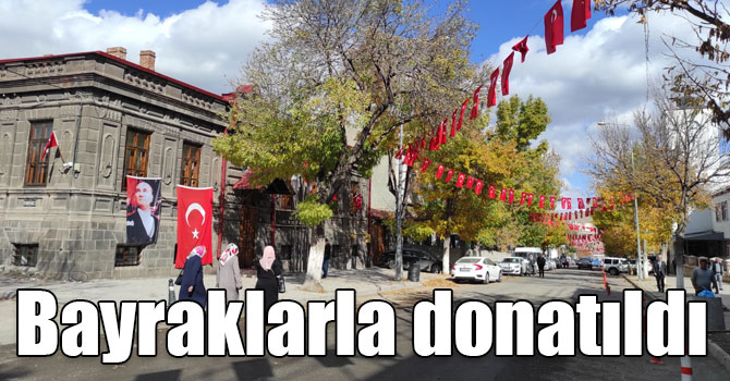 Kars’ta cadde ve sokaklar bayraklarla donatıldı