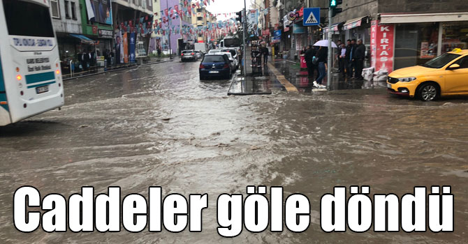 Kars'ta sağanak yağmur caddeleri göle çevirdi