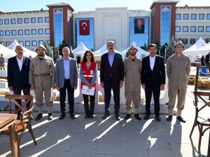 Başkanlar Hilal-i Ahmet Sergisini ve kan bağışı etkinliğine ziyaret