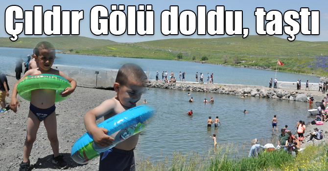 Kars’ta termometreler 30 dereceyi gösterince Çıldır Gölüne girdiler