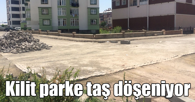 Kars Belediyesi Örnek Mahallesinin yollarına kilit parke taşı döşüyor