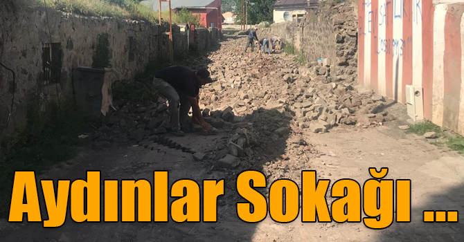 Kars Aydınlar Sokağı kilit parke taşa kavuşuyor