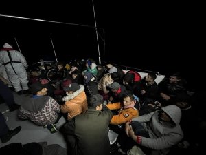 İzmir açıklarında 138 düzensiz göçmen kurtarıldı, 75 göçmen yakalandı