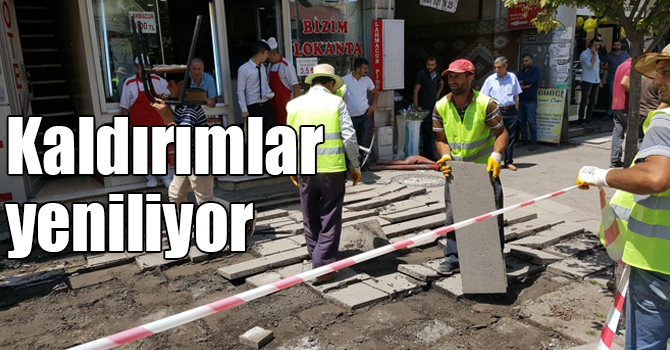 Kars Belediyesi Kazımpaşa Caddesinin kaldırımlarını yeniliyor