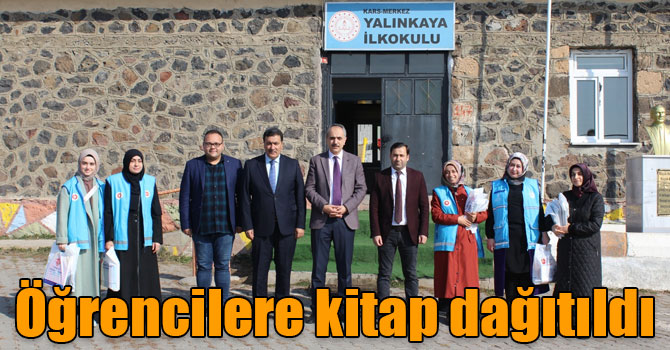 Kars’ta öğrencilere kitap dağıtıldı