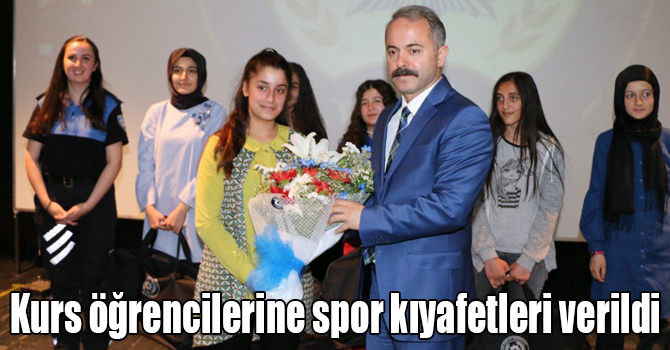 Kars’ta spor kurs öğrencilerine spor kıyafetleri verildi