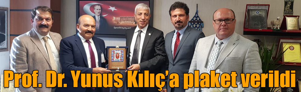 Prof. Dr. Yunus Kılıç’a plaket verildi