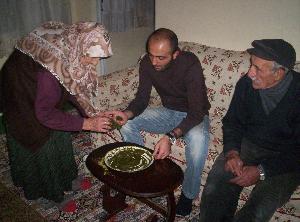 Kars, Dededen asker toruna kına