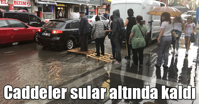 Kars'ta sağanak yağmur caddeleri sular altında bıraktı