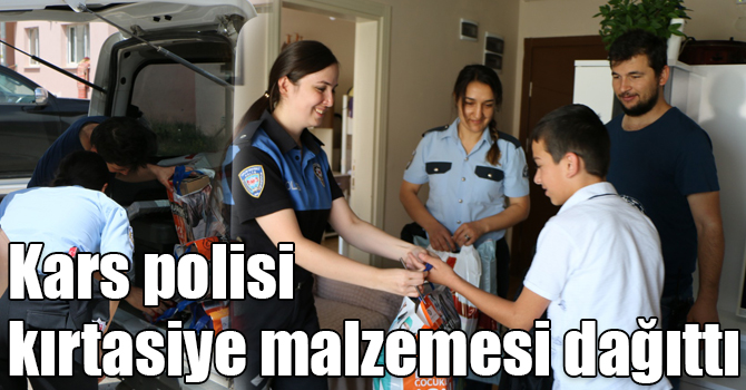 Kars polisi kırtasiye malzemesi dağıttı