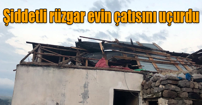 Kars'ta şiddetli rüzgar evin çatısını uçurdu