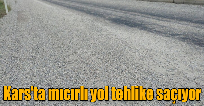 Kars'ta mıcırlı yol tehlike saçıyor