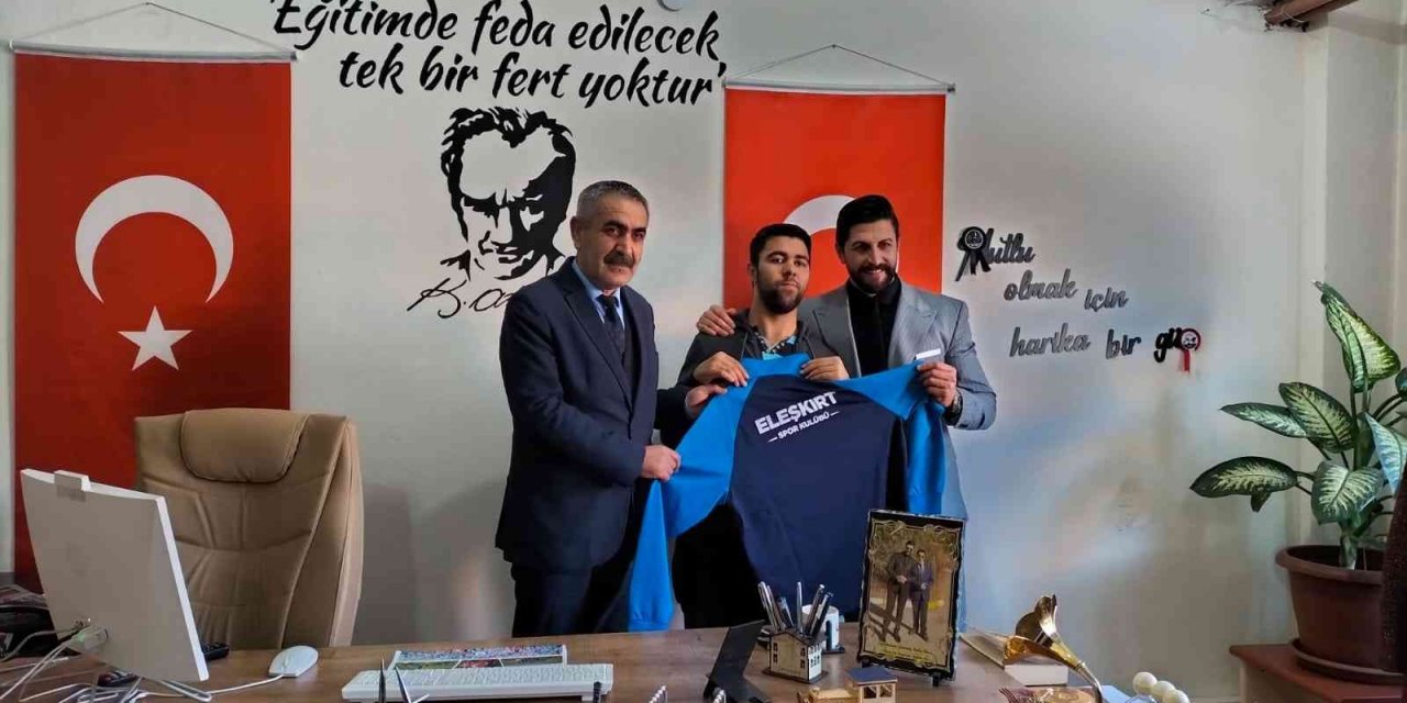 Eleşkirt Gençlik Spor Müdürü Güzel’den özel eğitimli öğrencilere Jest
