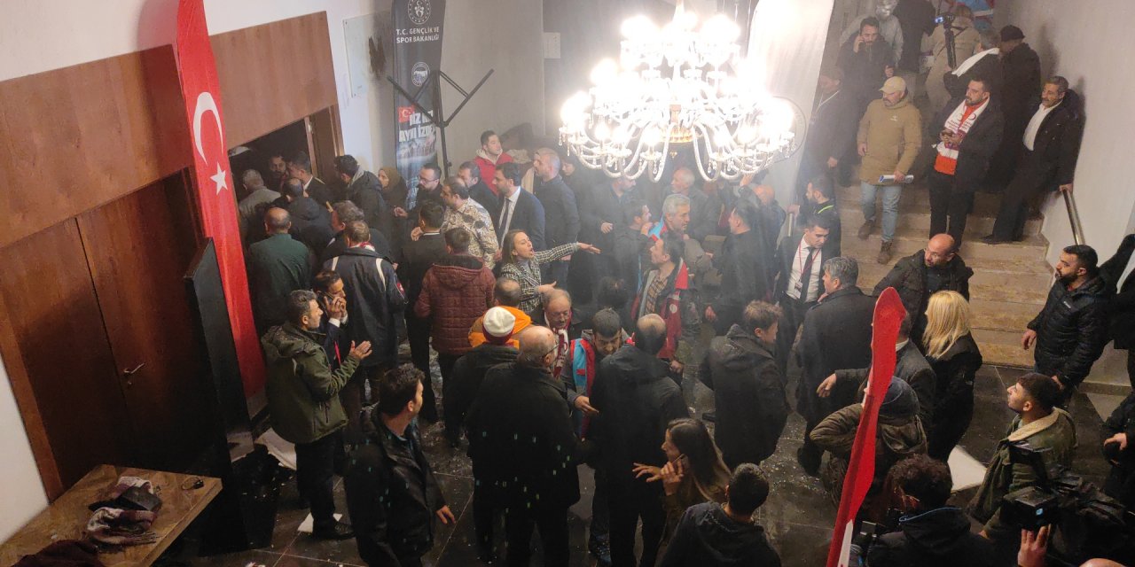 Kars'ta bir otelin asma tavanı çöktü; 10 yaralı