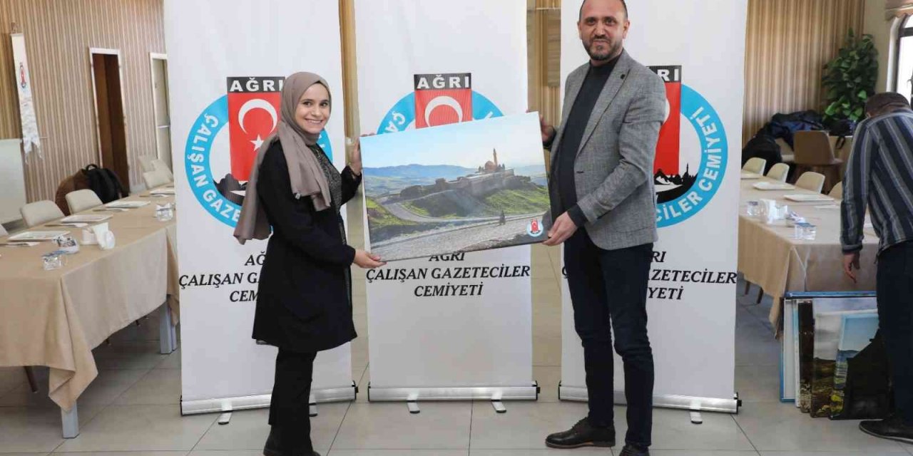 Gazeteciler kahvaltıda buluştu