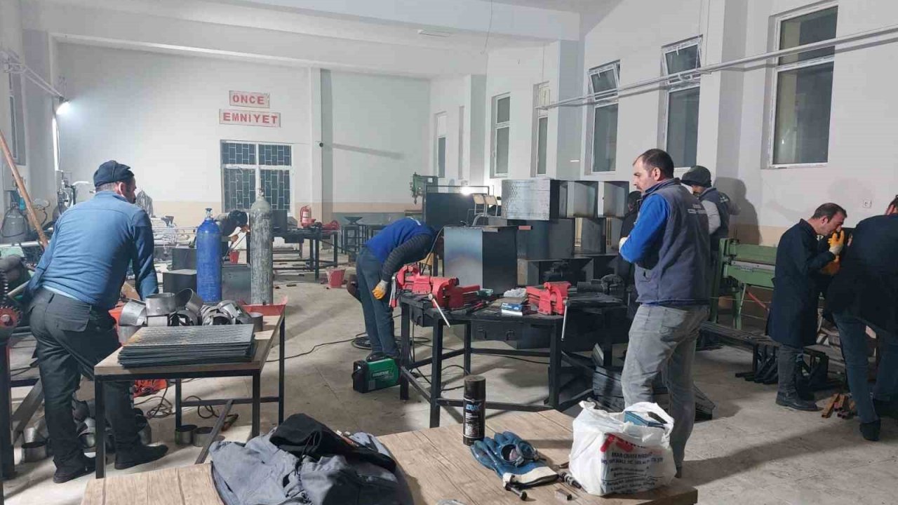 Aşkale’de depremzedeler için soba üretiliyor