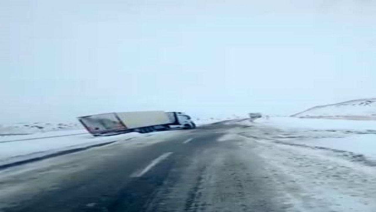 Ardahan’ın yüksek kesimlerinde kar yağışı: Tırlar yolda mahsur kaldı