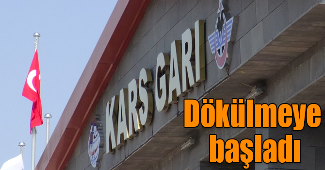 Kars Tren Garının duvarları dökülmeye başladı