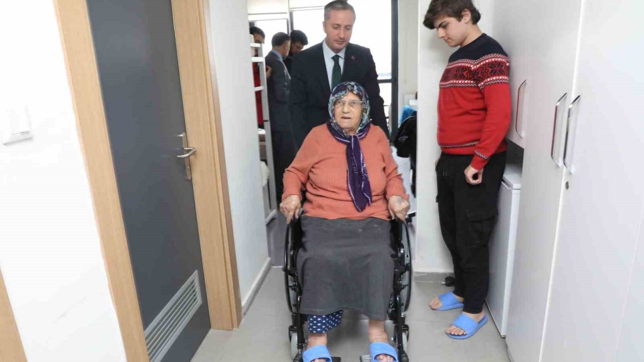 Ağrı’da yaşlı depremzede kadına tekerlekli sandalye verildi