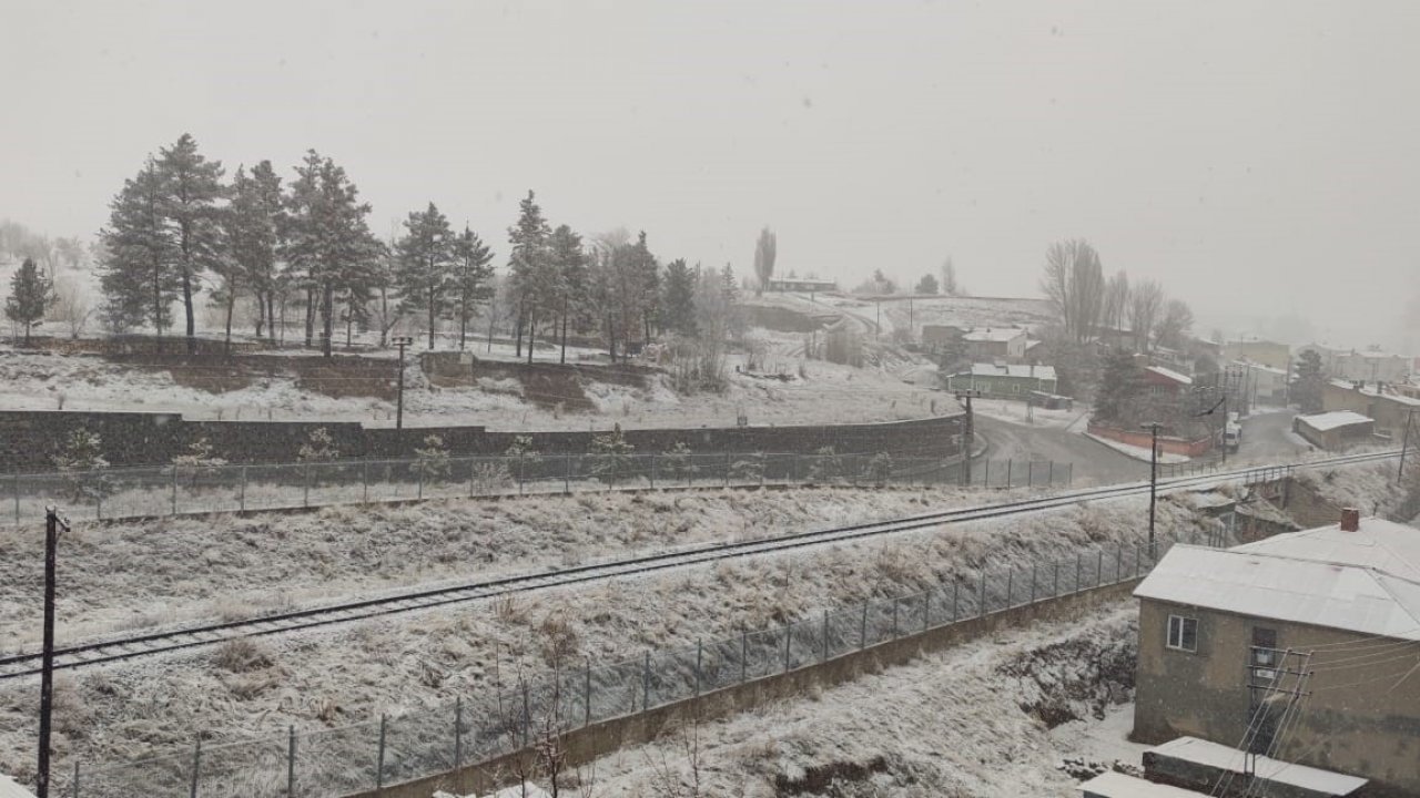 Aşkale güne kar ile uyandı