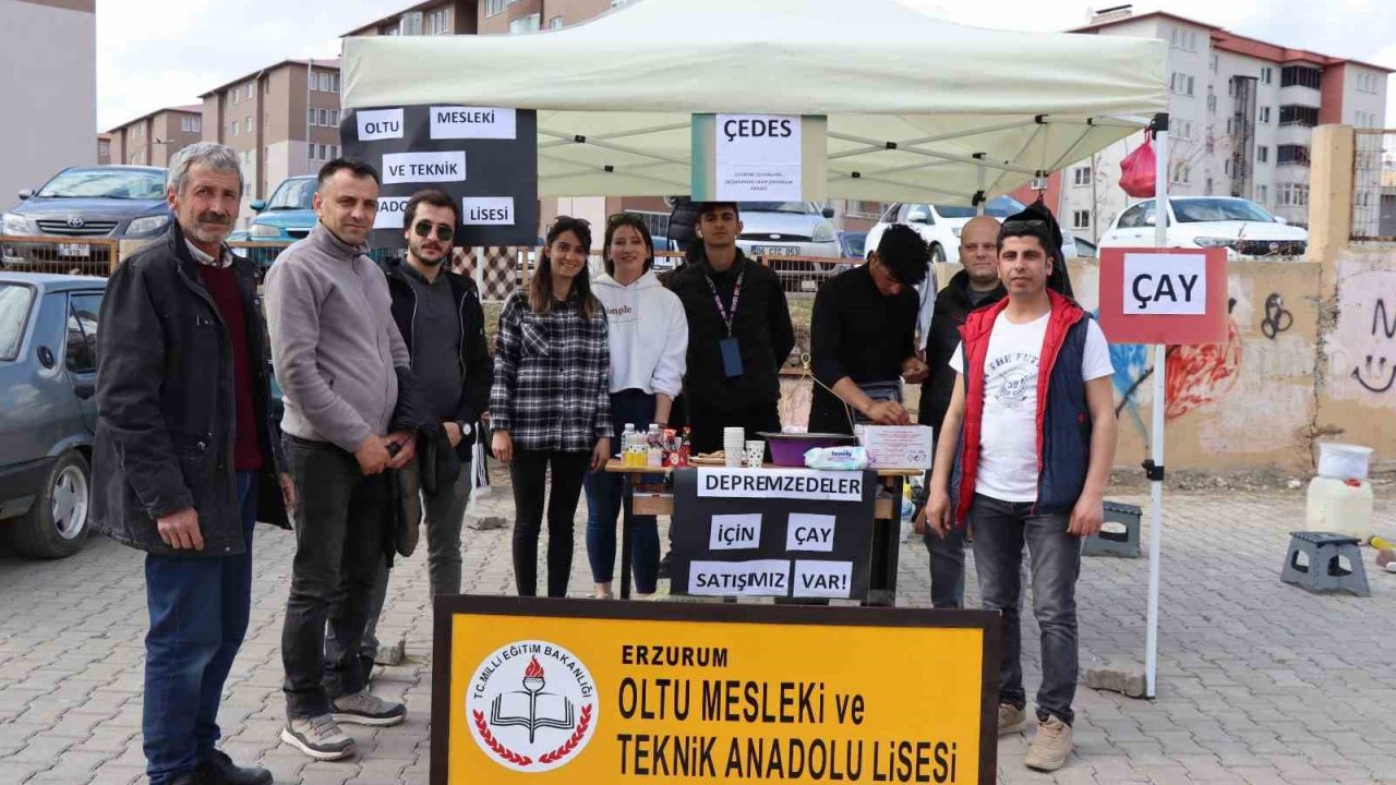 Öğretmen ve öğrenciler depremzedeler için pazarda çay sattılar