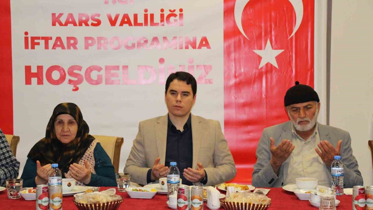 Kars Valiliğinden depremzedelere iftar yemeği