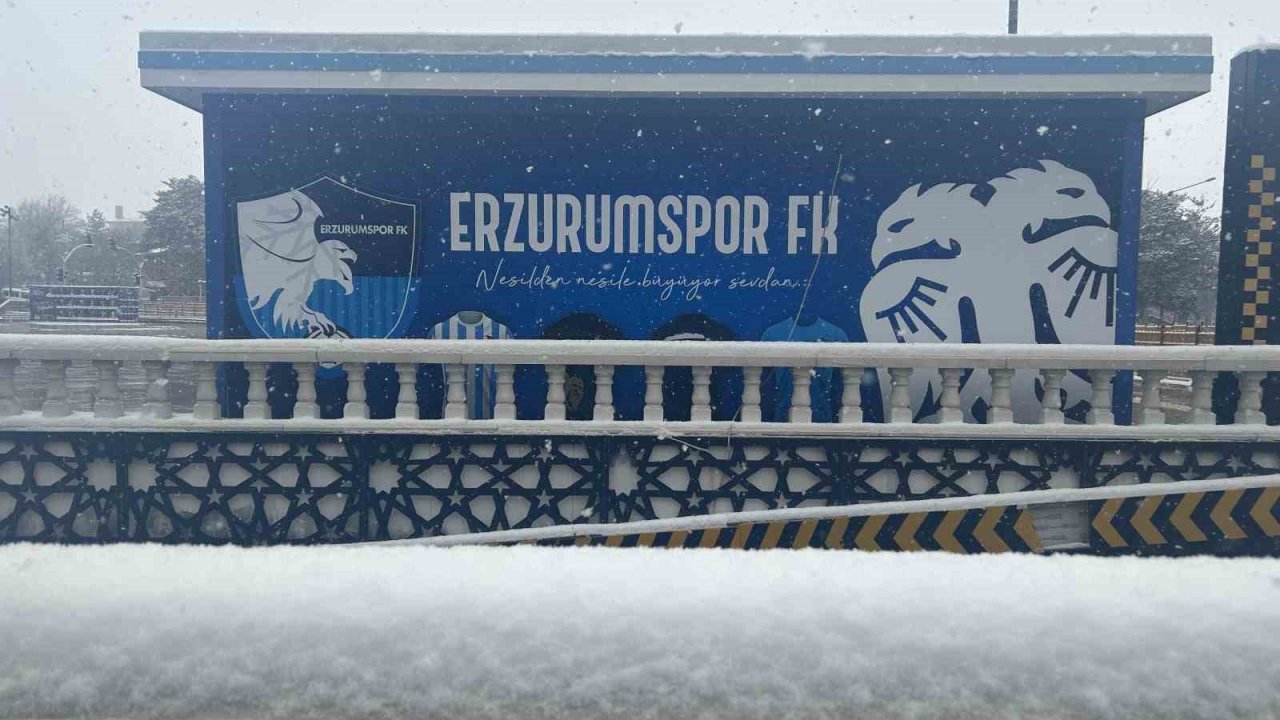 Erzurum’da kar yağışı çevreyi beyaza bürüdü