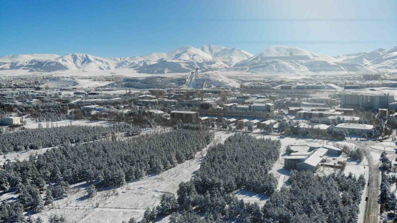 Dronla görüntülenen kar manzarası kartpostallık görüntüler oluşturdu