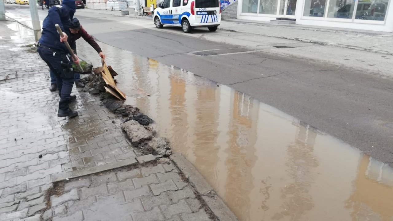 Kars polisinden örnek davranış
