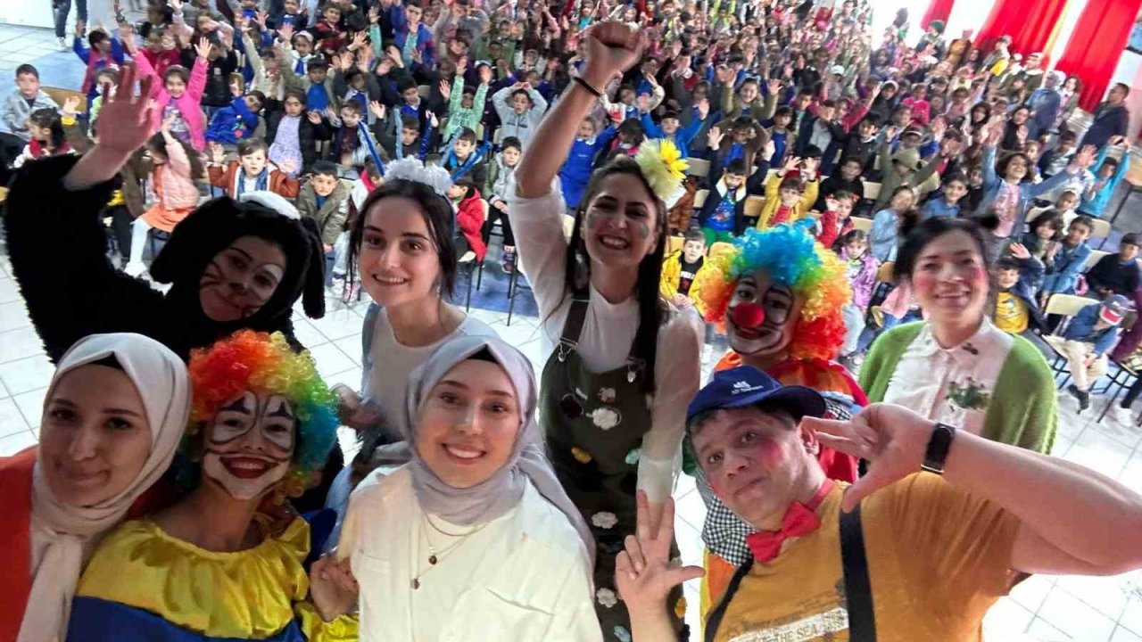Diyadin’de minik yürekler tiyatro ile eğlendi