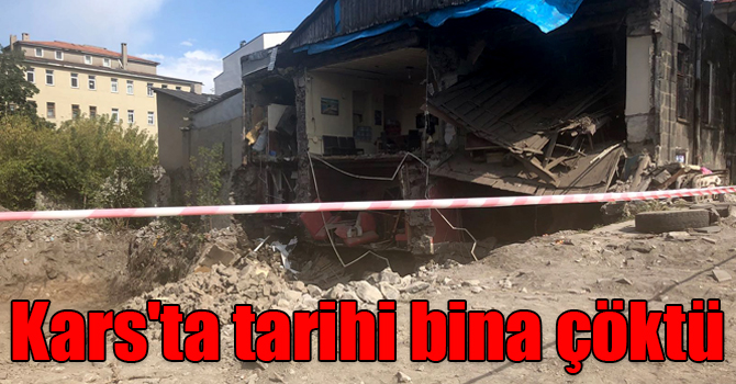Kars'ta tarihi bina çöktü