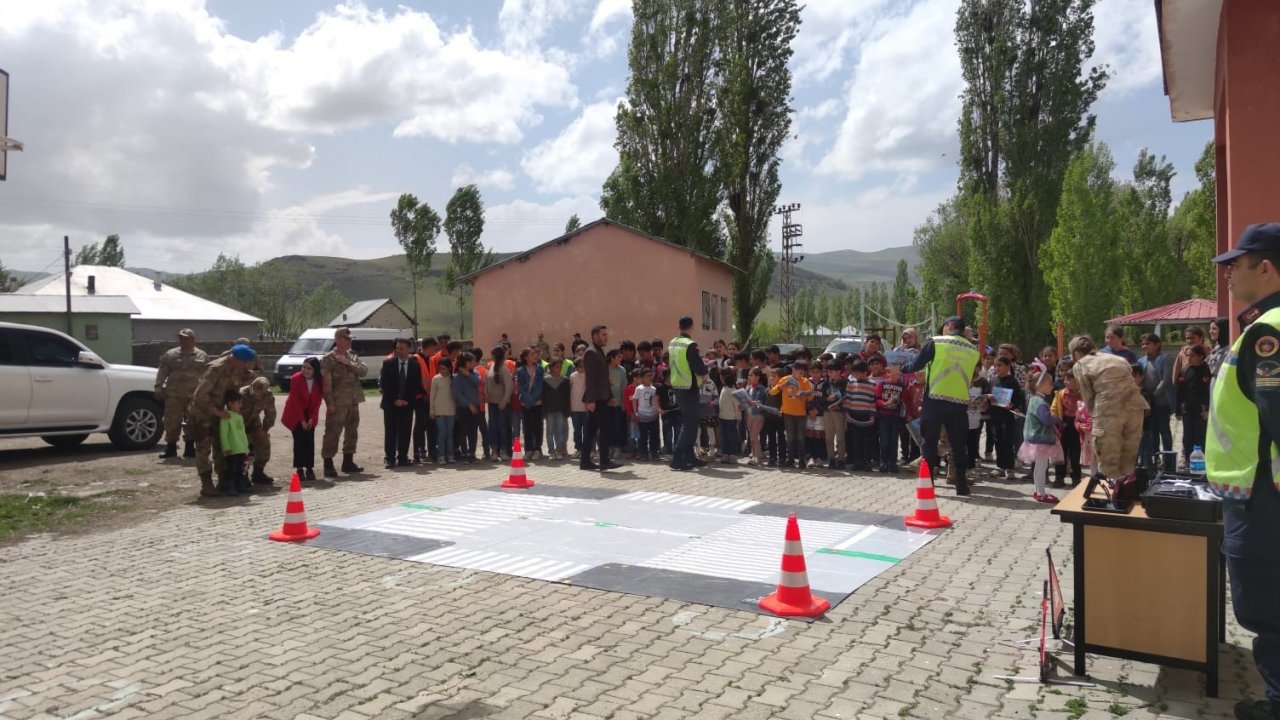 Jandarma Ağrı’da minik öğrencilere trafik eğitimi veriyor
