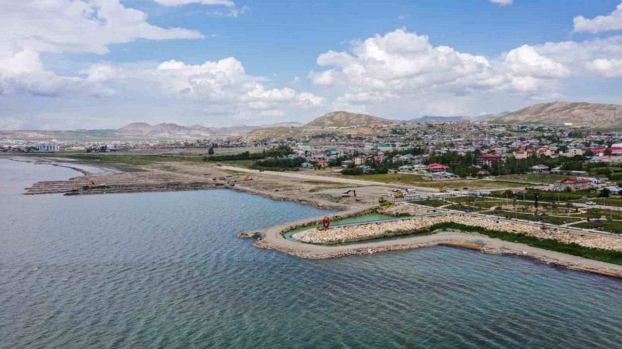Van Gölü’nden 1 milyon metreküp dip çamuru çıkarıldı