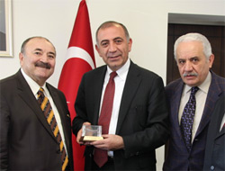 Kars Vakfından Gürsel Tekin’e Plaket