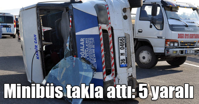 Kars'ta lastiği patlayan minibüs takla attı: 5 yaralı