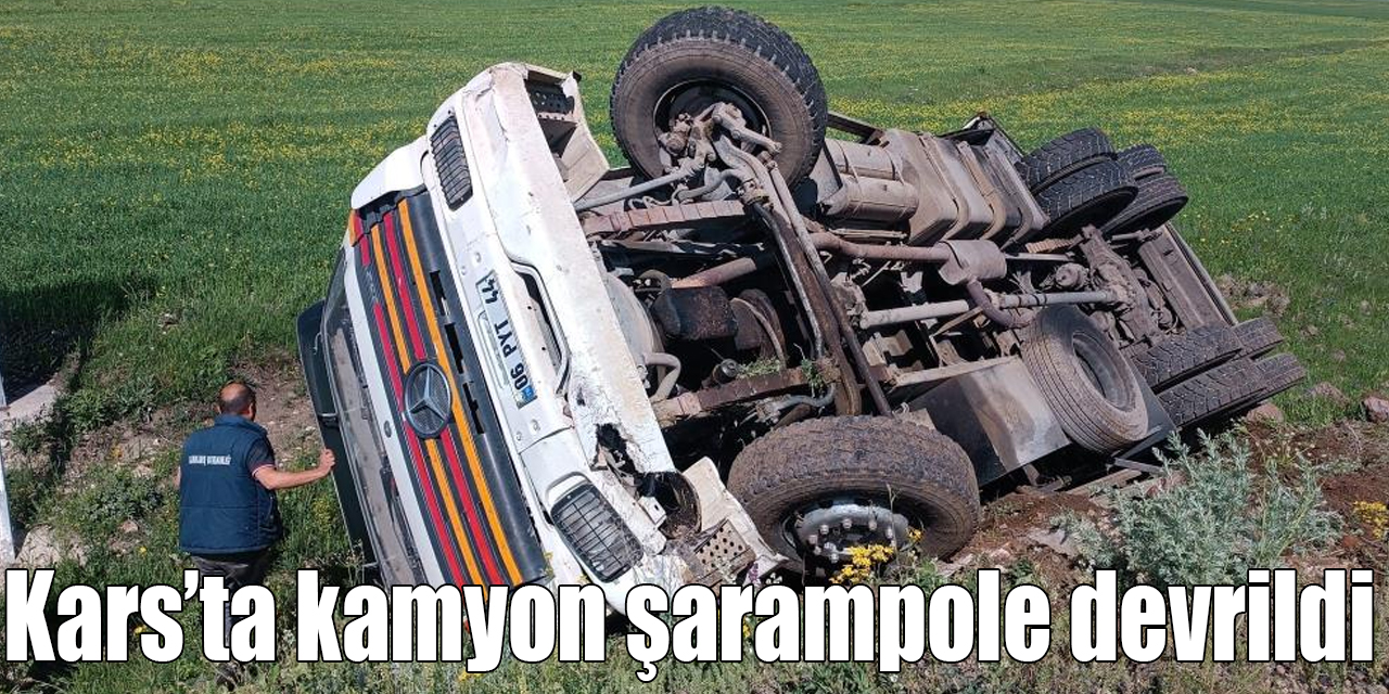 Kars’ta yoldan çıkan kamyon şarampole devrildi