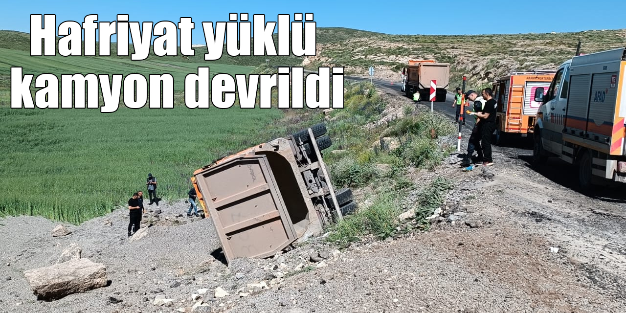 Kars’ta hafriyat yüklü kamyon devrildi, sürücü öldü