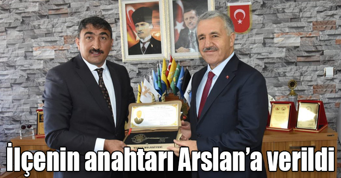 Başkan Uray ilçenin anahtarını Arslan’a verdi