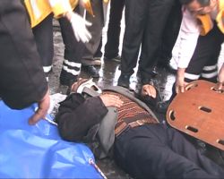 Kars’ta yaşlı bir vatandaş buzlu kaldırımda dengesini kaybederek yere düştü.