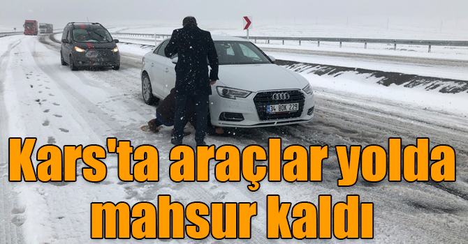 Kars'ta kar ve tipiden dolayı araçlar yolda mahsur kaldı