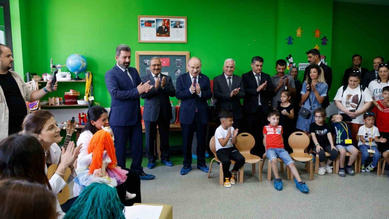 Vali Karadeniz, öğrencilerin heyecanlarına ortak oldu