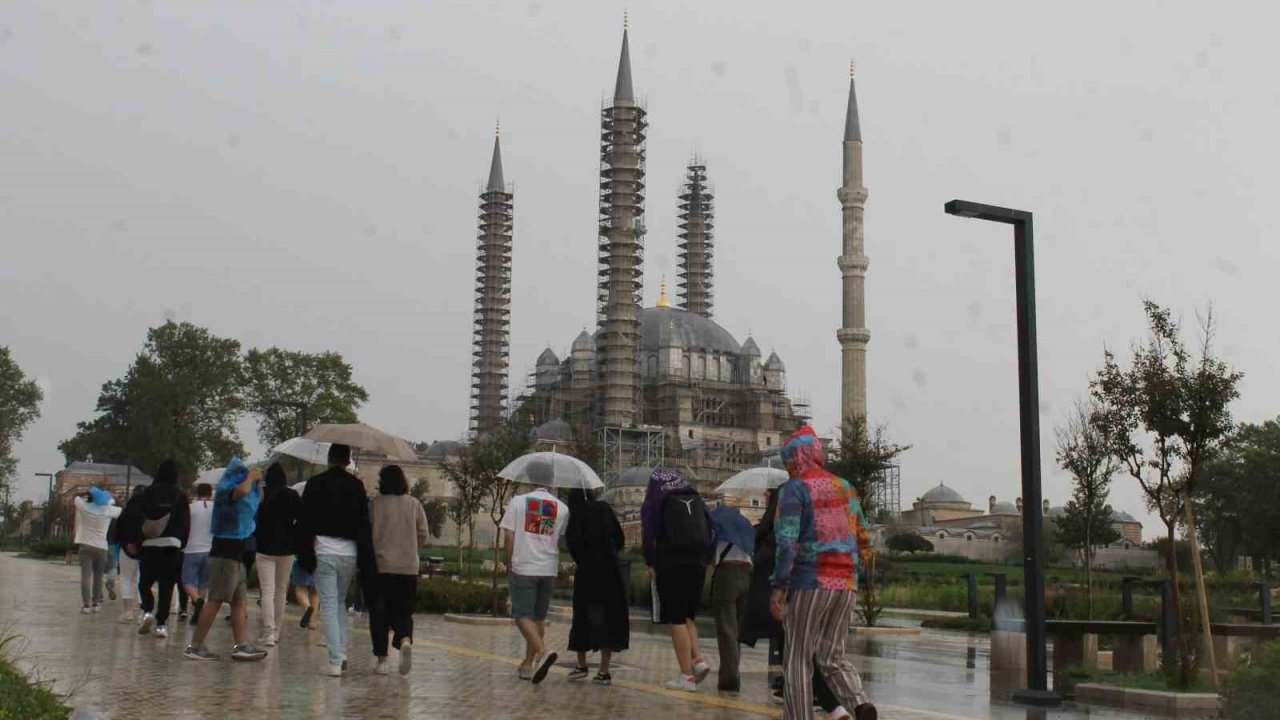 Edirne’de sıcak hava yerini yağmura bıraktı