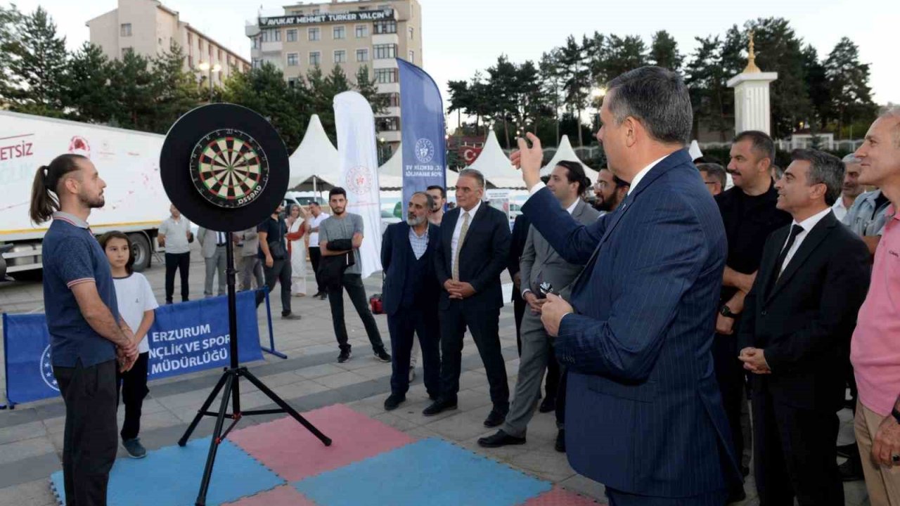 Vali Çiftçi Halk Sağlığı Şenliği’nde hedefe ok attı
