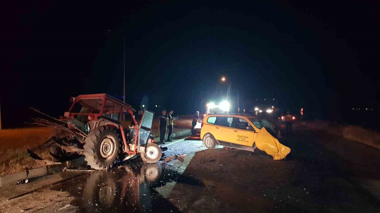 Ters şerde giren traktör taksi ile çarpıştı: 3 yaralı