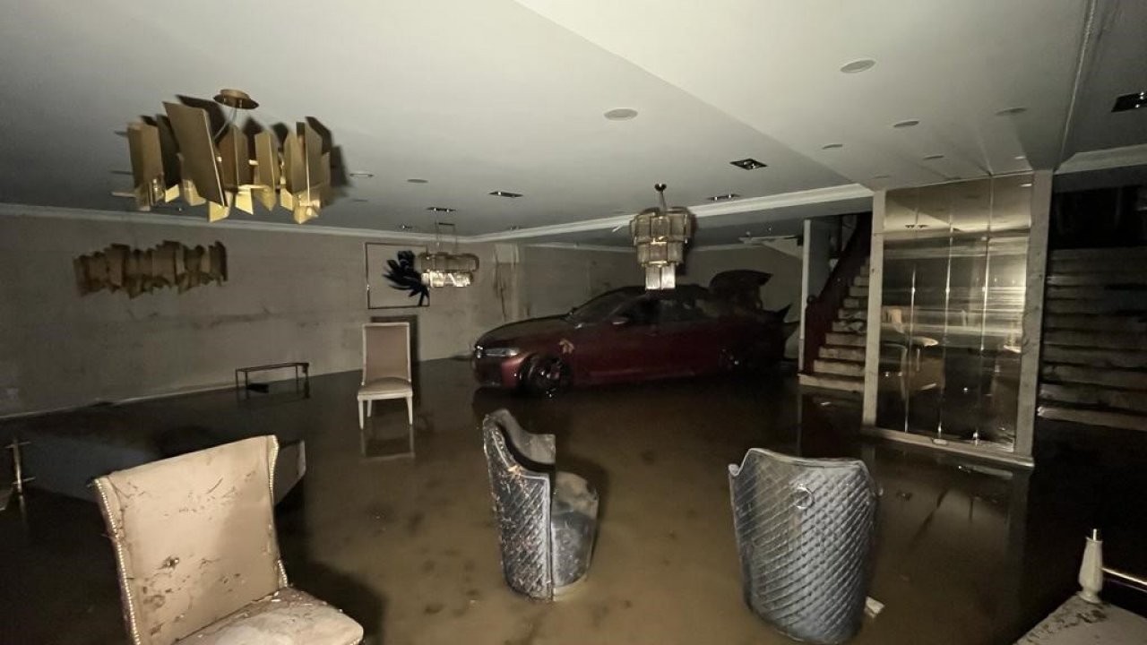 Başakşehir Mobilyacılar Sitesi’nde sağanak yağış sonrası selde sürüklenen araçlar dükkanlara girdi
